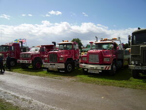  - 300px-Mack_truck_lineup_at_Driffield-P8100501