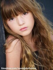 Renesmee-Carlie-Cullen-bella-thorne-cece-31688227-405-540
