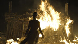Daenerys entra a la pira funeraria HBO