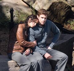 Katniss y Gale con los uniformes del 13