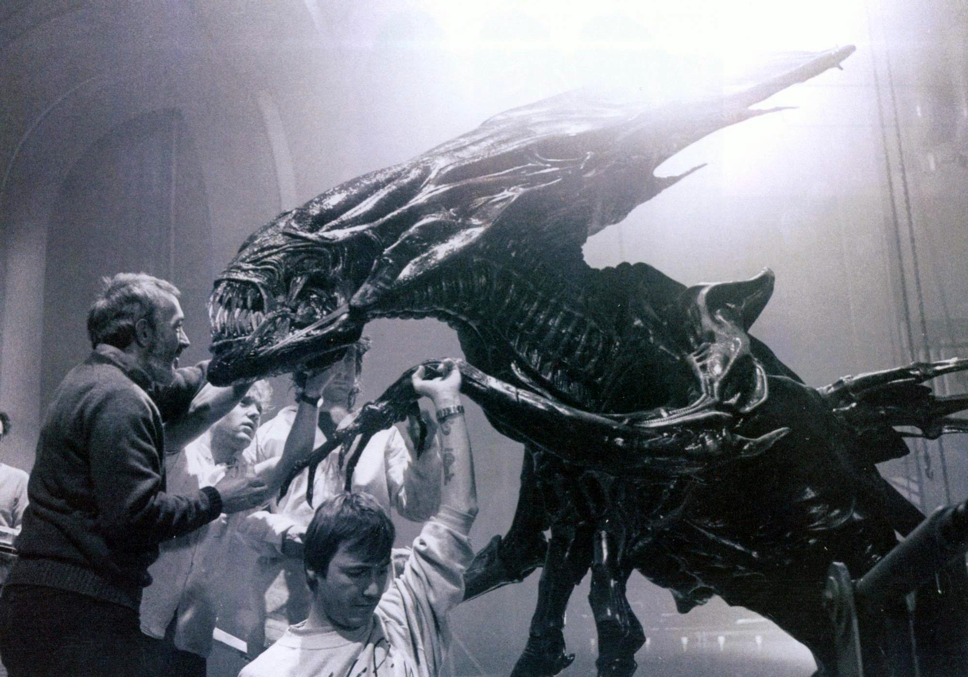 Movies_grayscale_xenomorph_alien_queen_m