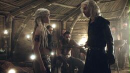 Viserys amenaza a Dany HBO