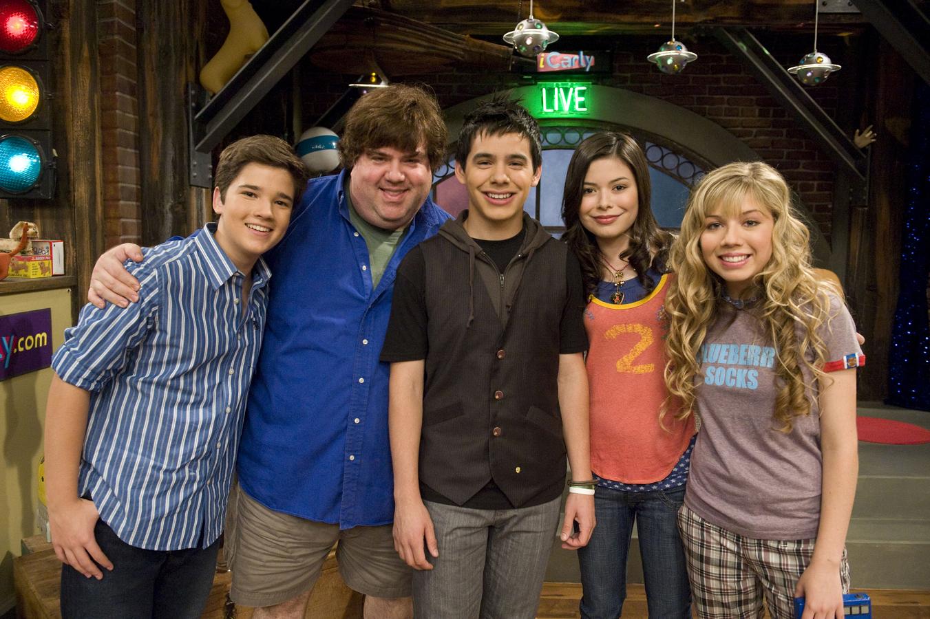 Dan_Schneider_with_the_iCarly_casts.jpg