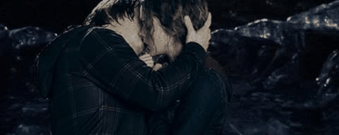 http://img4.wikia.nocookie.net/__cb20140126042041/cloud9/images/7/7e/Ron-hermione-kiss.gif