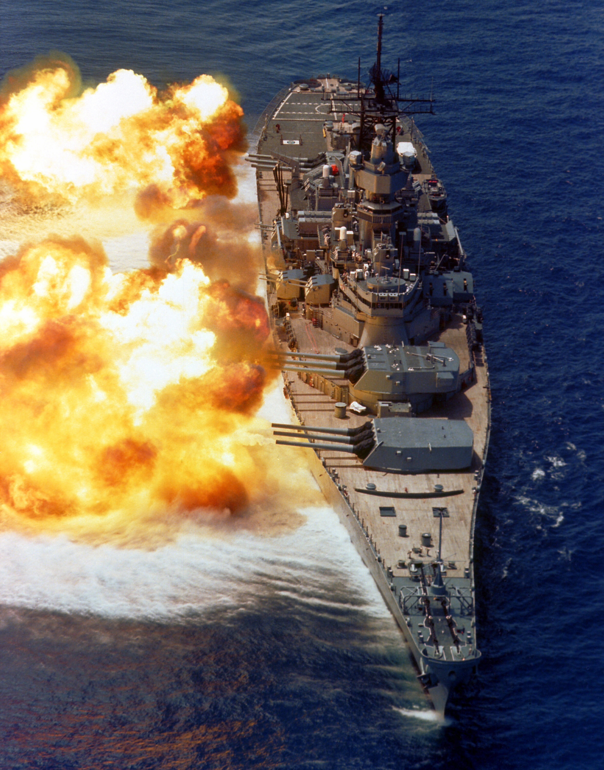 Un battlestar ... USS_Missouri_-_Open_Fire!
