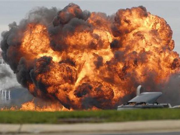 REPARACIÓN DE ARMADURAS - FRAGUA DE LA CORONA SOLAR - Página 4 Avion-explosion.