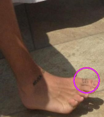 http://img4.wikia.nocookie.net/__cb20140814142252/onedirection/images/2/25/Harry_crown_tattoo.jpg