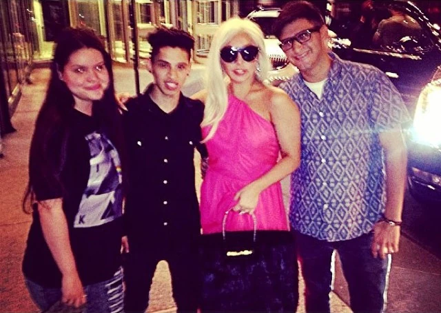 http://img4.wikia.nocookie.net/__cb20140905175118/ladygaga/images/0/0f/9-4-14_Out_and_about_in_Chicago_001.jpg