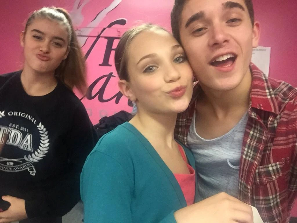 Image - Nick Dobbs twitter 27Oct2014 Maddie and Kalani.jpg - Dance Moms