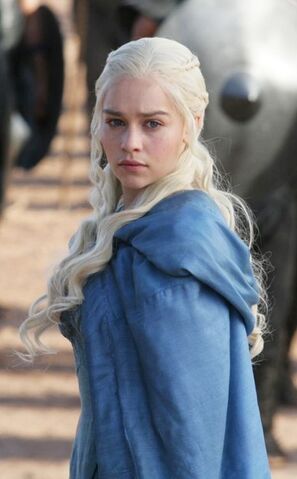 http://img4.wikia.nocookie.net/__cb20130127151115/gameofthrones/images/thumb/6/62/Daenerys_S3.jpg/297px-Daenerys_S3.jpg