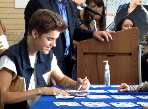 500px-Justin-bieber-believe-signing-embed-11.jpg