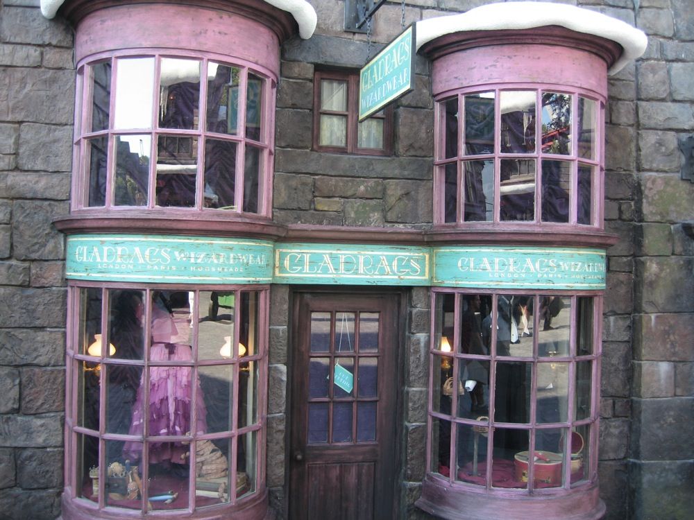 http://img4.wikia.nocookie.net/__cb20140512182345/harrypotter/ru/images/9/9c/Gladrags_Wizardwear.jpg