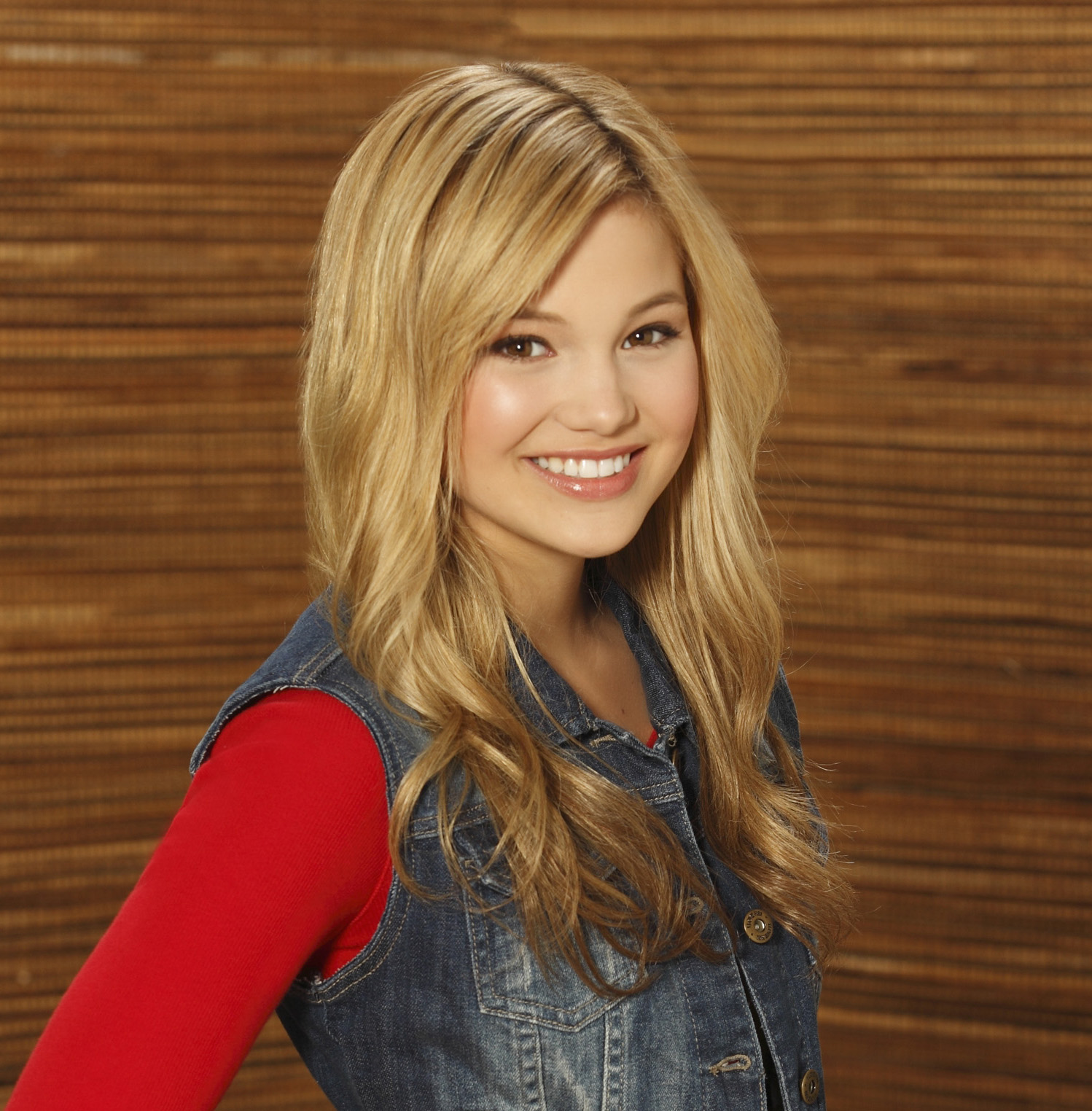 Next photo of Olivia Holt